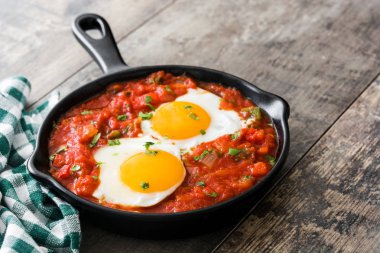 Meksika Kahvaltı: Huevos rancheros demir tavada ahşap tablo