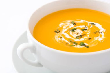 Beyaz arka plan üzerinde izole beyaz kase kabak çorbası