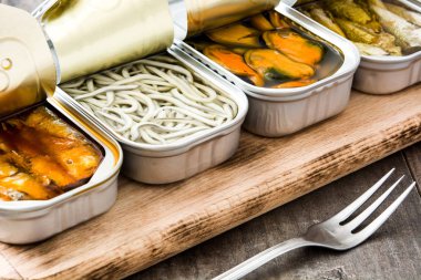 Ahşap masa üzerinde korur bidon