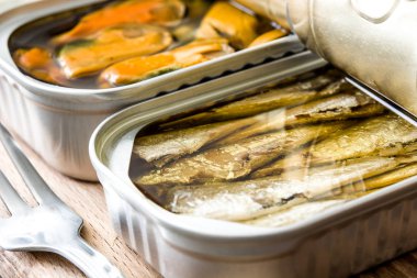 Ahşap masa üzerinde korur bidon