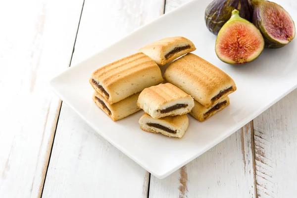 Beyaz ahşap masa incir çerezleri