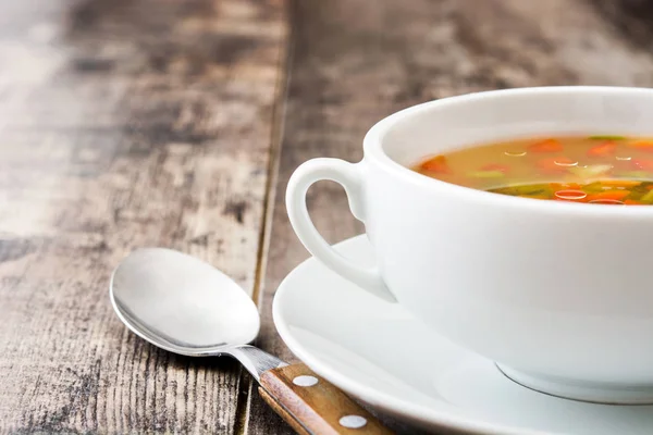 Овощной суп в миске на деревянном столе — стоковое фото