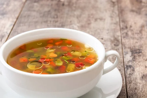 Овощной суп в миске на деревянном столе — стоковое фото