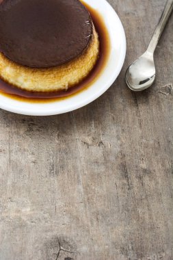 Krem karamel. Ahşap masa üzerinde yumurta puding