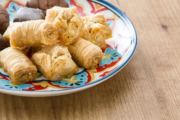 Tahta masadaki Türk tatlı baklavası