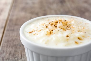 Arroz con leche gör. Sütlaç ahşap zemin üzerine tarçın ile