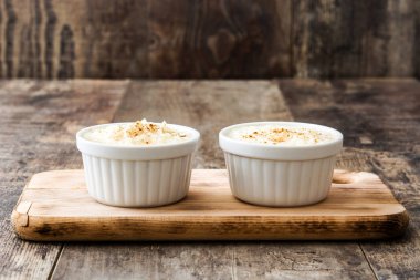 Arroz con leche gör. Sütlaç ahşap zemin üzerine tarçın ile