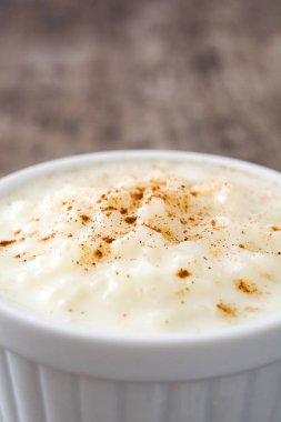 Arroz con leche gör. Sütlaç ahşap zemin üzerine tarçın ile