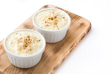 Arroz con leche gör. Sütlaç beyaz arka plan üzerinde izole tarçın ile