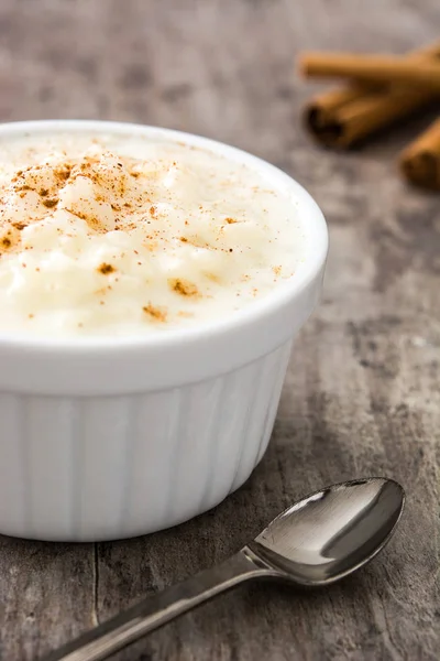 Arroz con leche gör. Sütlaç ahşap zemin üzerine tarçın ile