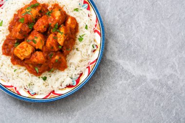 Tavuk tikka masala basmati pirinç gri taş