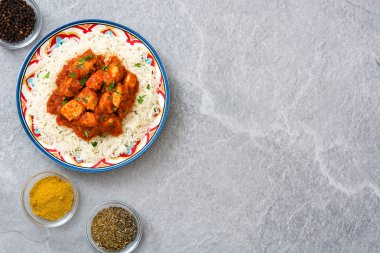 Tavuk tikka masala basmati pirinç gri taş
