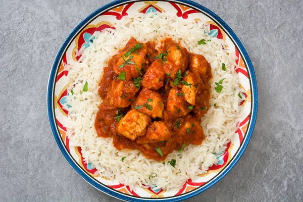 Tavuk tikka masala basmati pirinç gri taş