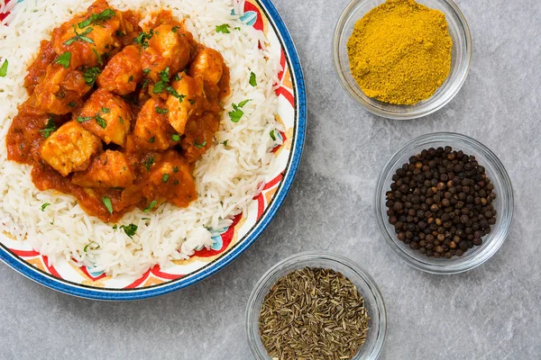Tavuk tikka masala basmati pirinç gri taş
