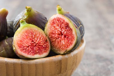 Tahta arka planda taze incirler