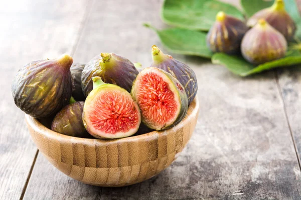 Tahta arka planda taze incirler