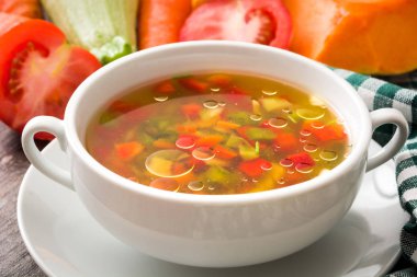 Ahşap masa üzerinde kase sebze çorbası