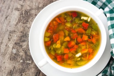 Ahşap masa üzerinde kase sebze çorbası