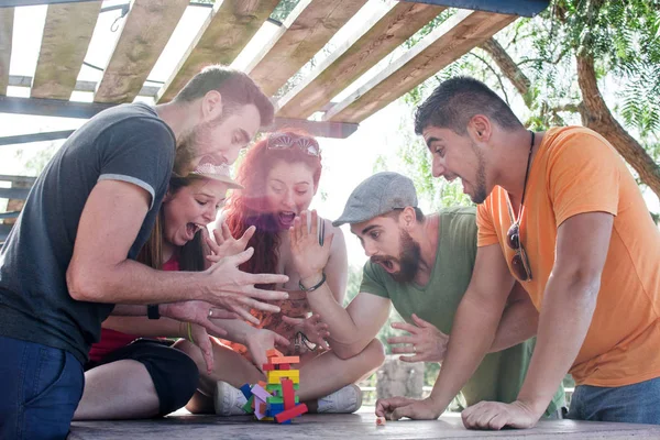 Amici che giocano a block game — Foto Stock