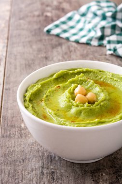 Kase ahşap masa üzerinde avokado humus