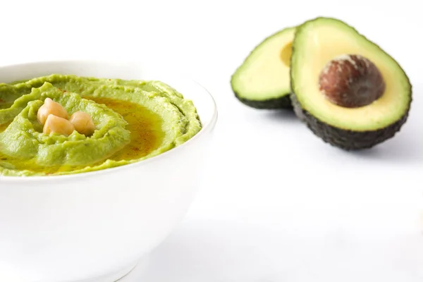 Avocado Hummus in Schale isoliert auf weißem Hintergrund — Stockfoto