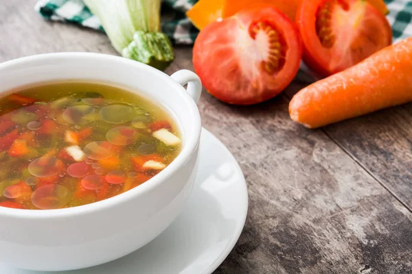 Ahşap masa üzerinde kase sebze çorbası