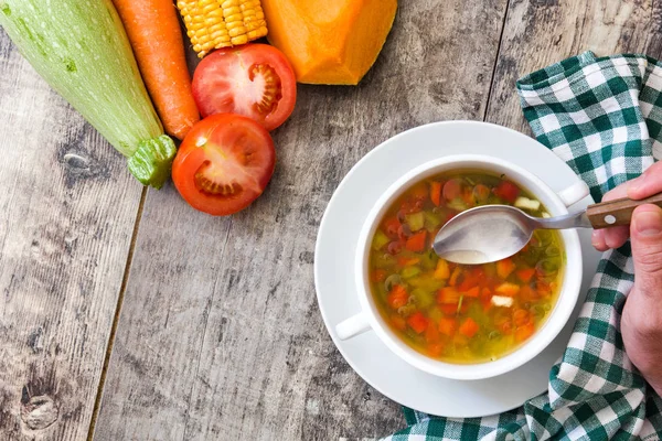 Ahşap masa üzerinde kase sebze çorbası