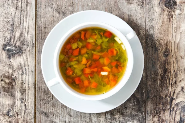 Ahşap masa üzerinde kase sebze çorbası