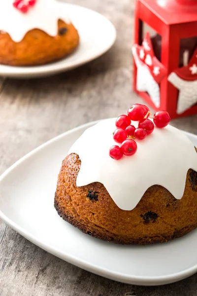 Weihnachtspudding auf Holztisch — Stockfoto