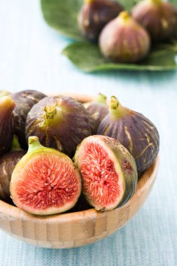 Mavi arka plan üzerinde kase taze incir