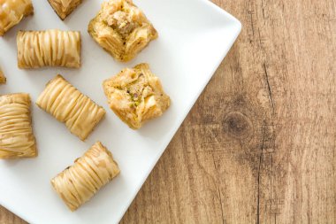 Tahta masadaki Türk tatlı baklavası