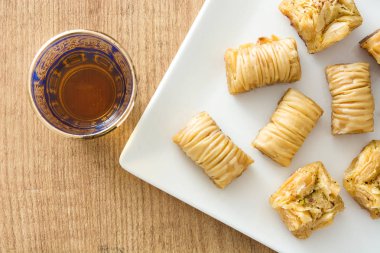 Tahta masadaki Türk tatlı baklavası
