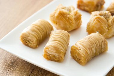 Tahta masadaki Türk tatlı baklavası