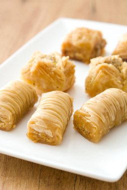 Tahta masadaki Türk tatlı baklavası