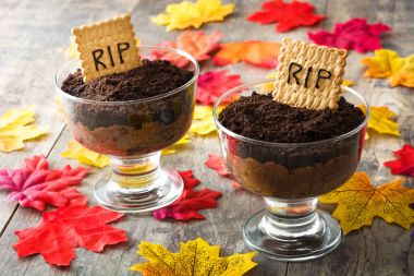 Komik Cadılar Bayramı çikolata mousse ahşap masa mezar cookie ile