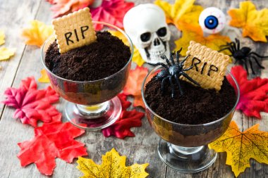 Komik Cadılar Bayramı çikolata mousse ahşap masa mezar cookie ile