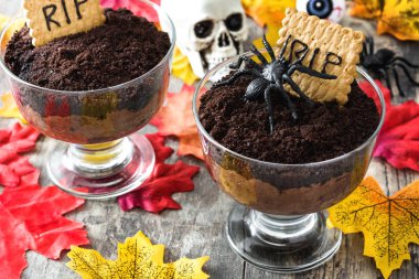 Komik Cadılar Bayramı çikolata mousse ahşap masa mezar cookie ile
