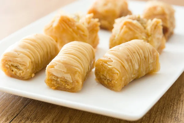 Dessert turc baklava sur table en bois — Photo