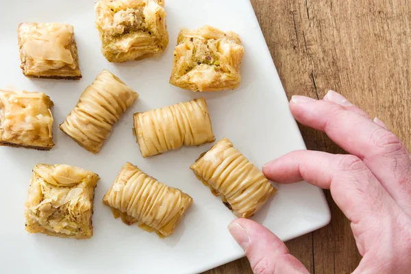 Dessert turc baklava sur table en bois — Photo