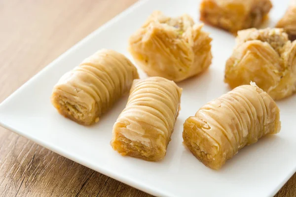 Dessert turc baklava sur table en bois — Photo