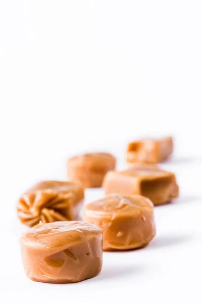 Bonbons au caramel Toffee isolés sur fond blanc. Espace de copie . — Photo