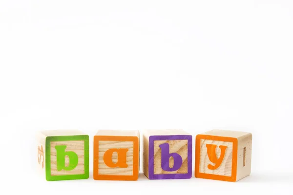 Trä kuber med bokstäver med ”baby” word isolerad på vit bakgrund. Copyspace. — Stockfoto