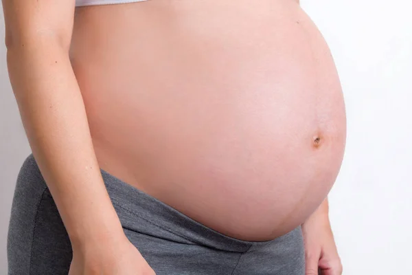 Fechar a mulher grávida — Fotografia de Stock