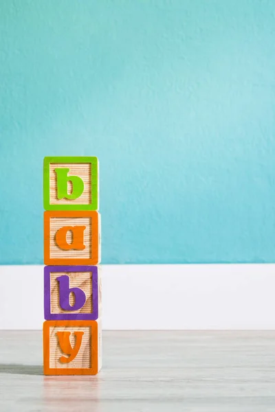 Cubos de madeira com letras com palavra "bebê" na mesa de madeira branca. Espaço de cópia . — Fotografia de Stock