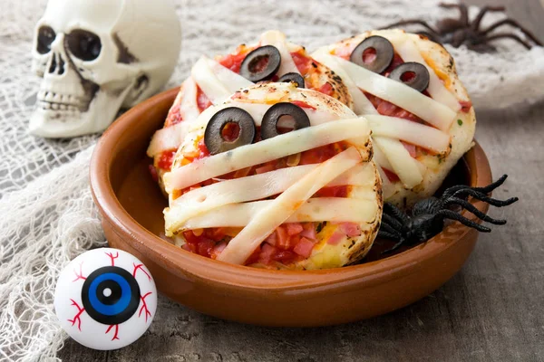 Múmias de Halloween mini pizzas na mesa de madeira . — Fotografia de Stock