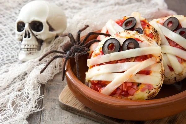 Múmias de Halloween mini pizzas na mesa de madeira . — Fotografia de Stock