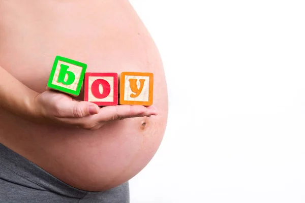 Mulher grávida segurando palavra menino — Fotografia de Stock