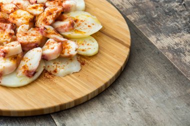Pulpo a la gallega. Galiçyaca ahtapot ahşap üzerine. Tipik İspanyol yemeği