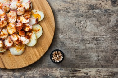 Pulpo a la gallega. Galiçyaca ahtapot ahşap üzerine. Tipik İspanyol yemeği