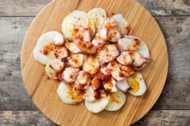 Pulpo a la gallega. Galiçyaca ahtapot ahşap üzerine. Tipik İspanyol yemeği
